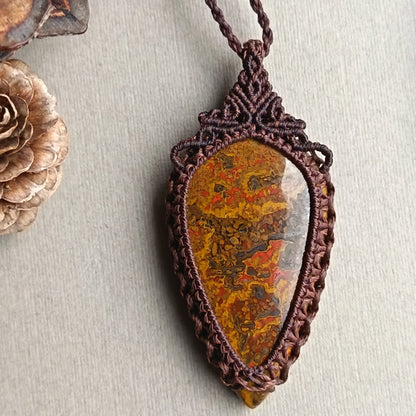 Seam Agate Macrame Necklace | Pendant size 5.5 cm