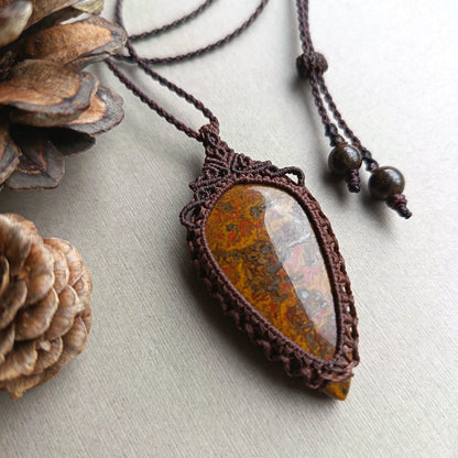 Seam Agate Macrame Necklace | Pendant size 5.5 cm