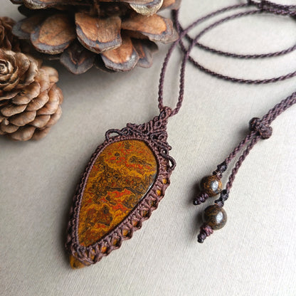 Seam Agate Macrame Necklace | Pendant size 5.5 cm