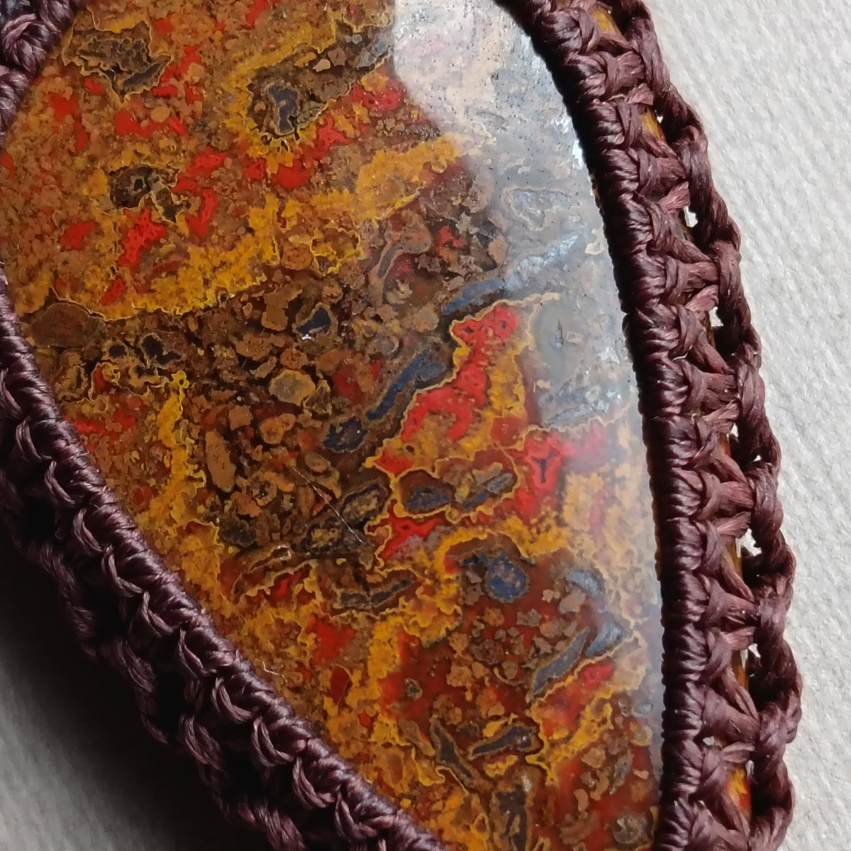 Seam Agate Macrame Necklace | Pendant size 5.5 cm