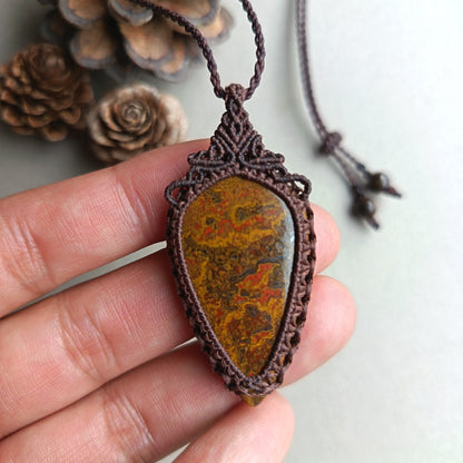 Seam Agate Macrame Necklace | Pendant size 5.5 cm