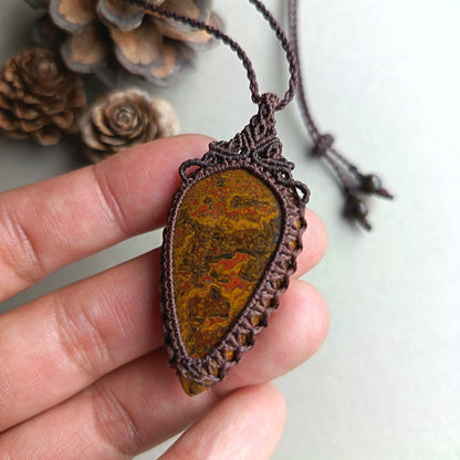 Seam Agate Macrame Necklace | Pendant size 5.5 cm