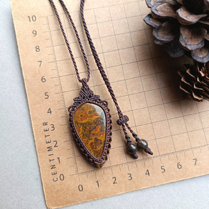 Seam Agate Macrame Necklace | Pendant size 5.5 cm