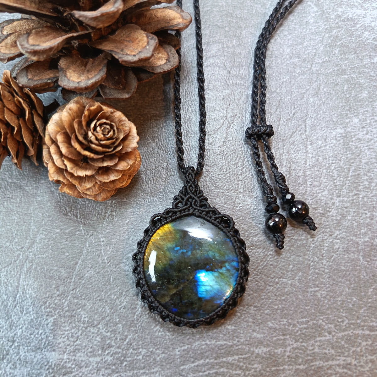 Labradorite Macrame Necklace | Pendant size 4.5 cm