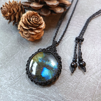 Labradorite Macrame Necklace | Pendant size 4.5 cm