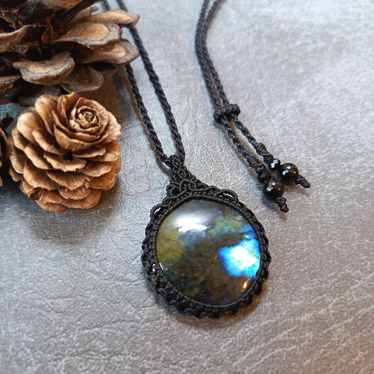 Labradorite Macrame Necklace | Pendant size 4.5 cm