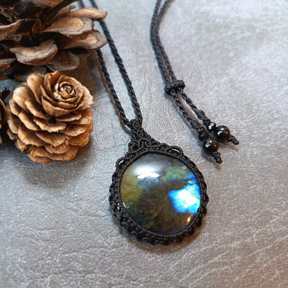 Labradorite Macrame Necklace | Pendant size 4.5 cm