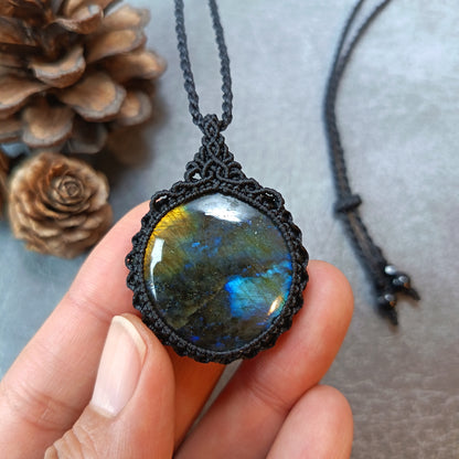 Labradorite Macrame Necklace | Pendant size 4.5 cm