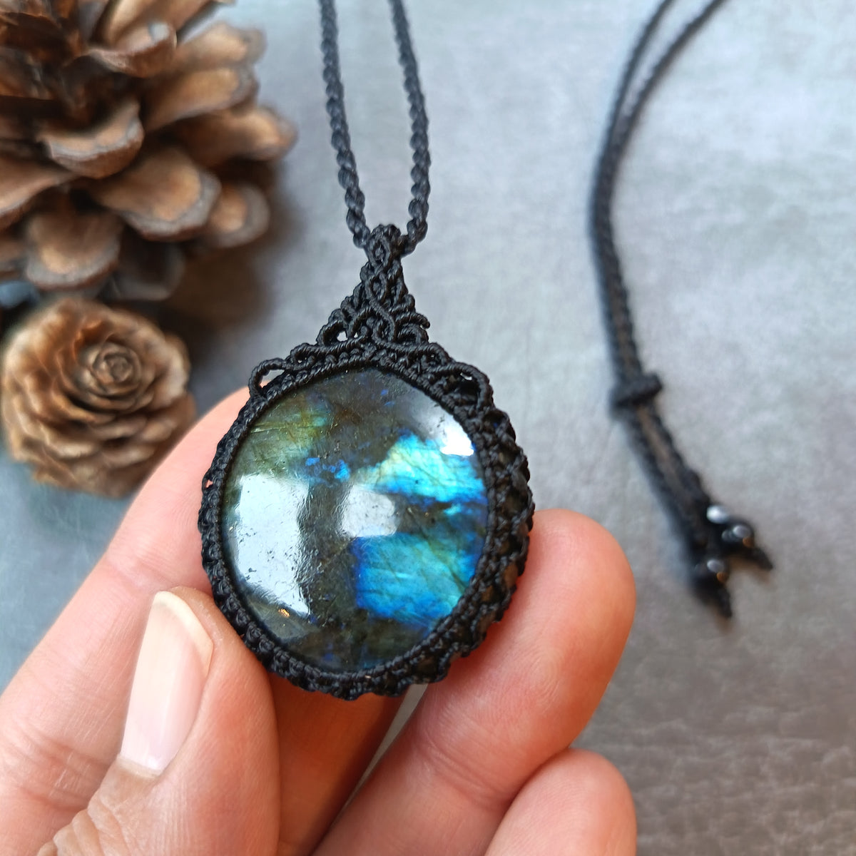Labradorite Macrame Necklace | Pendant size 4.5 cm