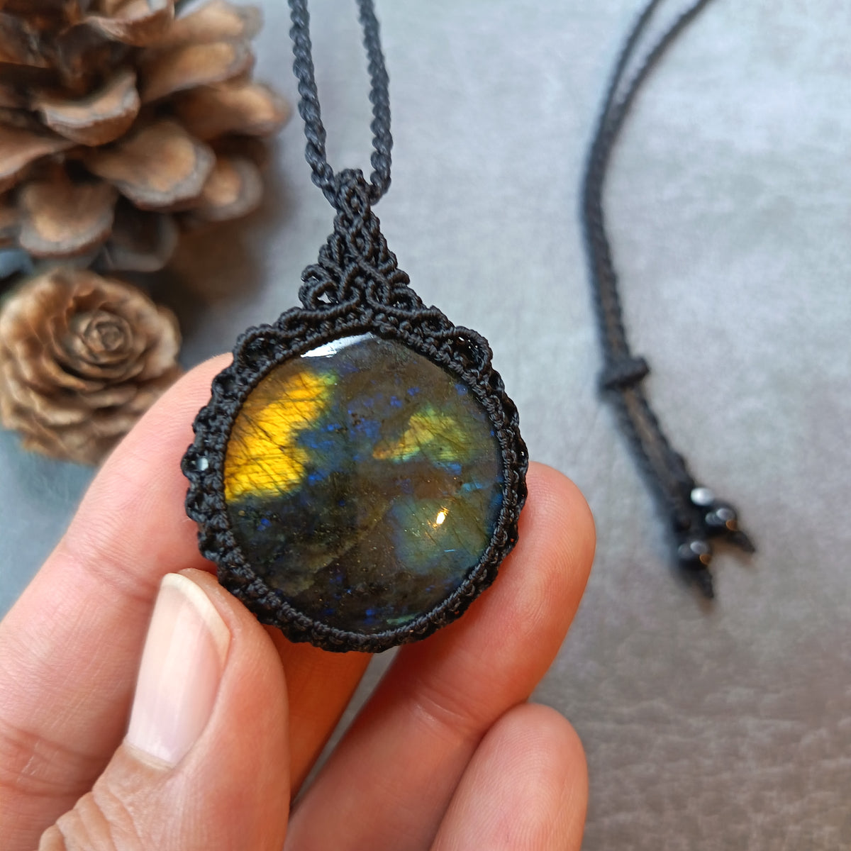 Labradorite Macrame Necklace | Pendant size 4.5 cm