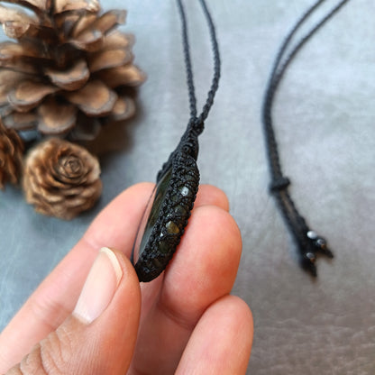 Labradorite Macrame Necklace | Pendant size 4.5 cm