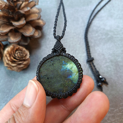 Labradorite Macrame Necklace | Pendant size 4.5 cm