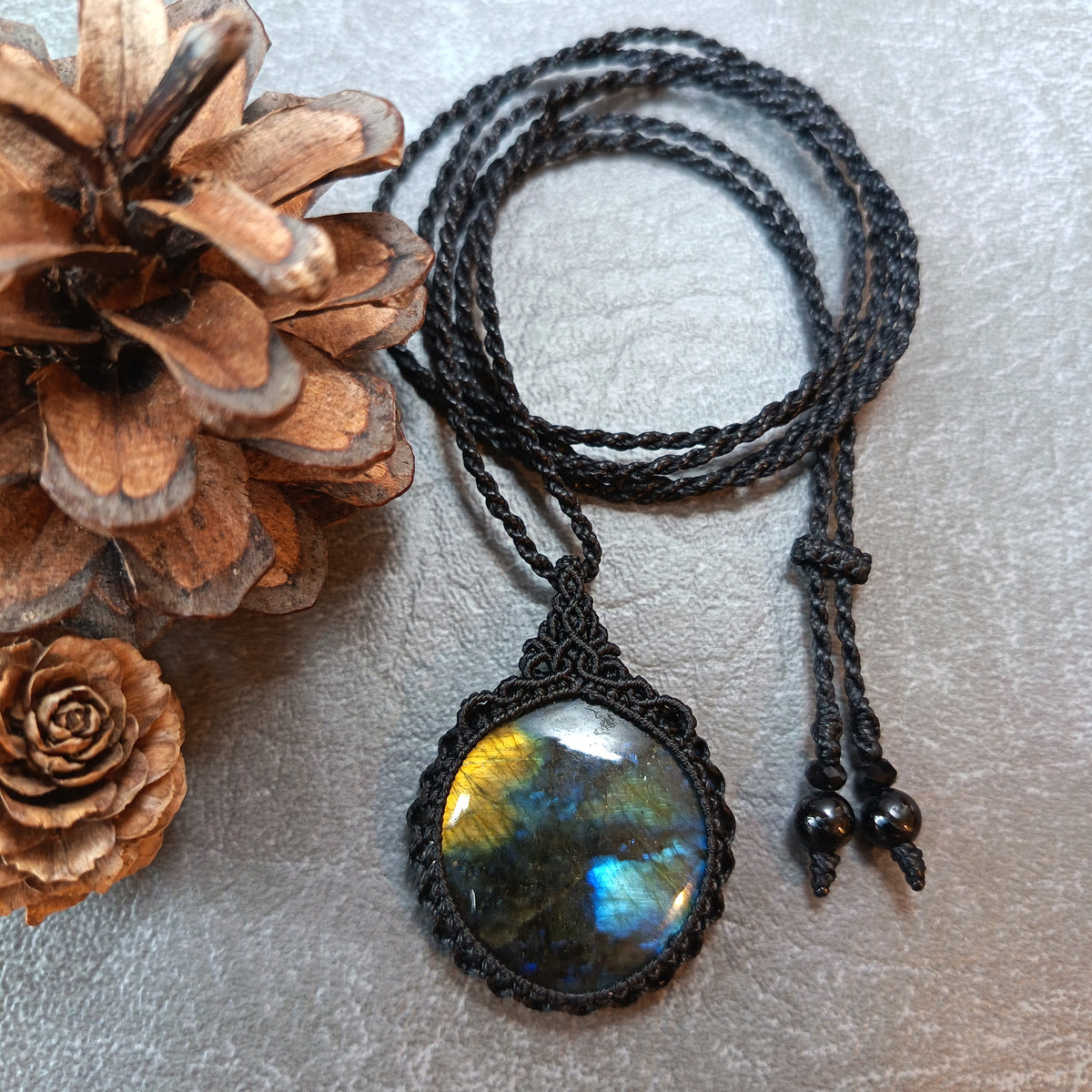 Labradorite Macrame Necklace | Pendant size 4.5 cm