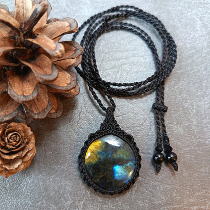 Labradorite Macrame Necklace | Pendant size 4.5 cm