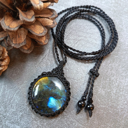 Labradorite Macrame Necklace | Pendant size 4.5 cm