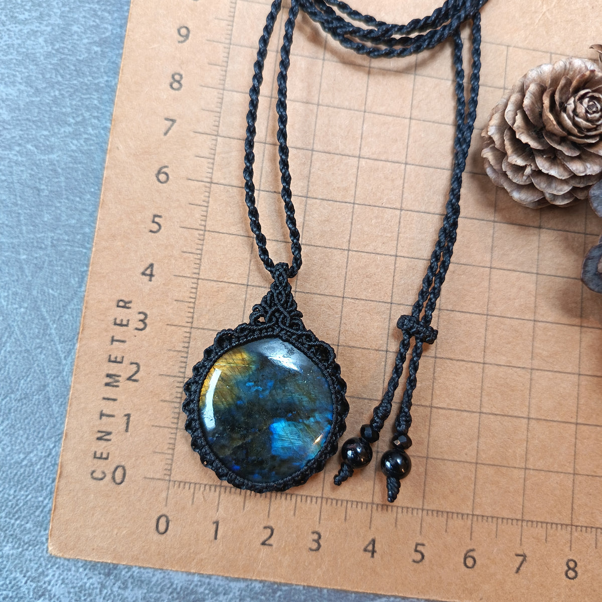 Labradorite Macrame Necklace | Pendant size 4.5 cm