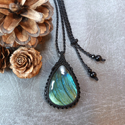 Labradorite Macrame Necklace | Pendant size 5.2 cm