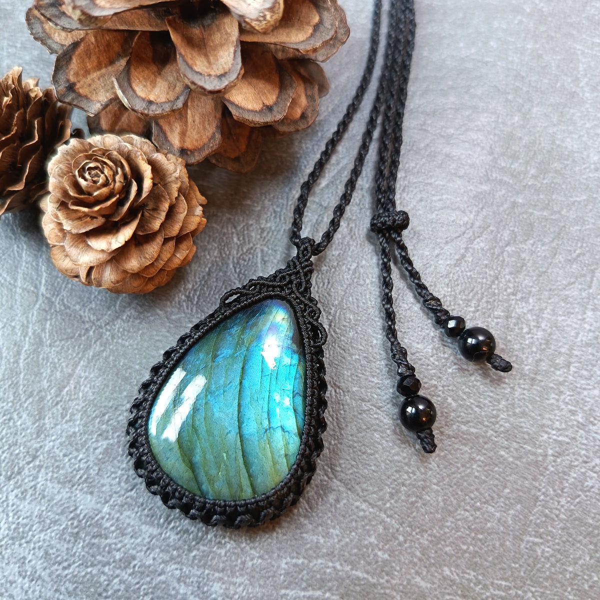 Labradorite Macrame Necklace | Pendant size 5.2 cm