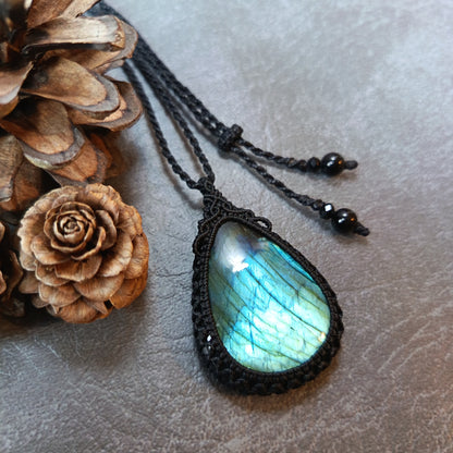 Labradorite Macrame Necklace | Pendant size 5.2 cm