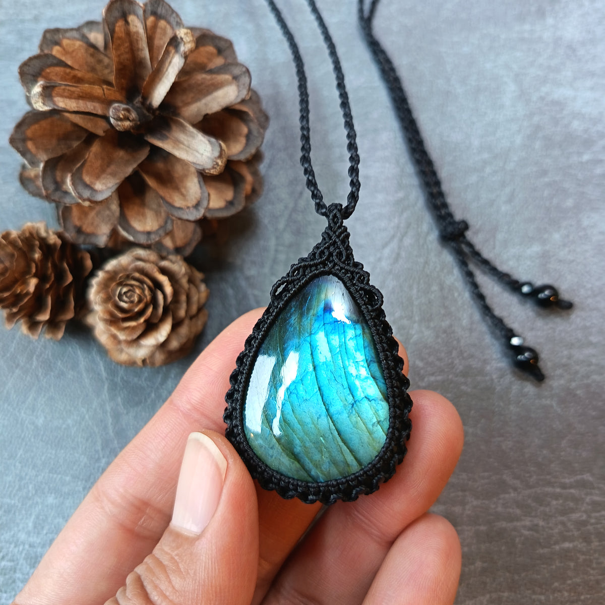 Labradorite Macrame Necklace | Pendant size 5.2 cm