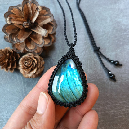 Labradorite Macrame Necklace | Pendant size 5.2 cm