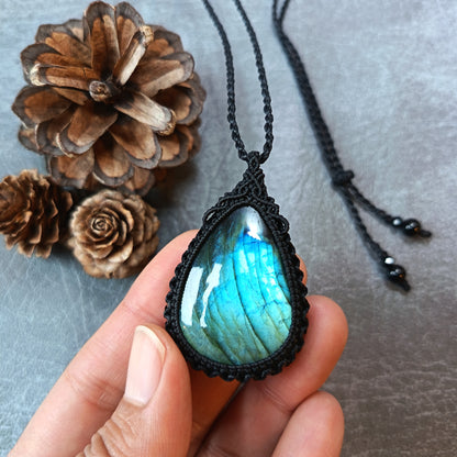 Labradorite Macrame Necklace | Pendant size 5.2 cm