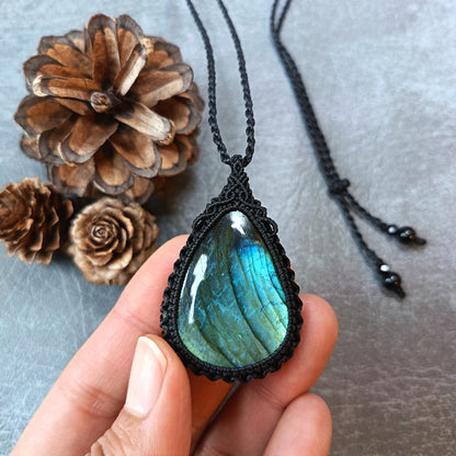Labradorite Macrame Necklace | Pendant size 5.2 cm