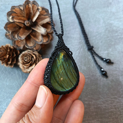 Labradorite Macrame Necklace | Pendant size 5.2 cm