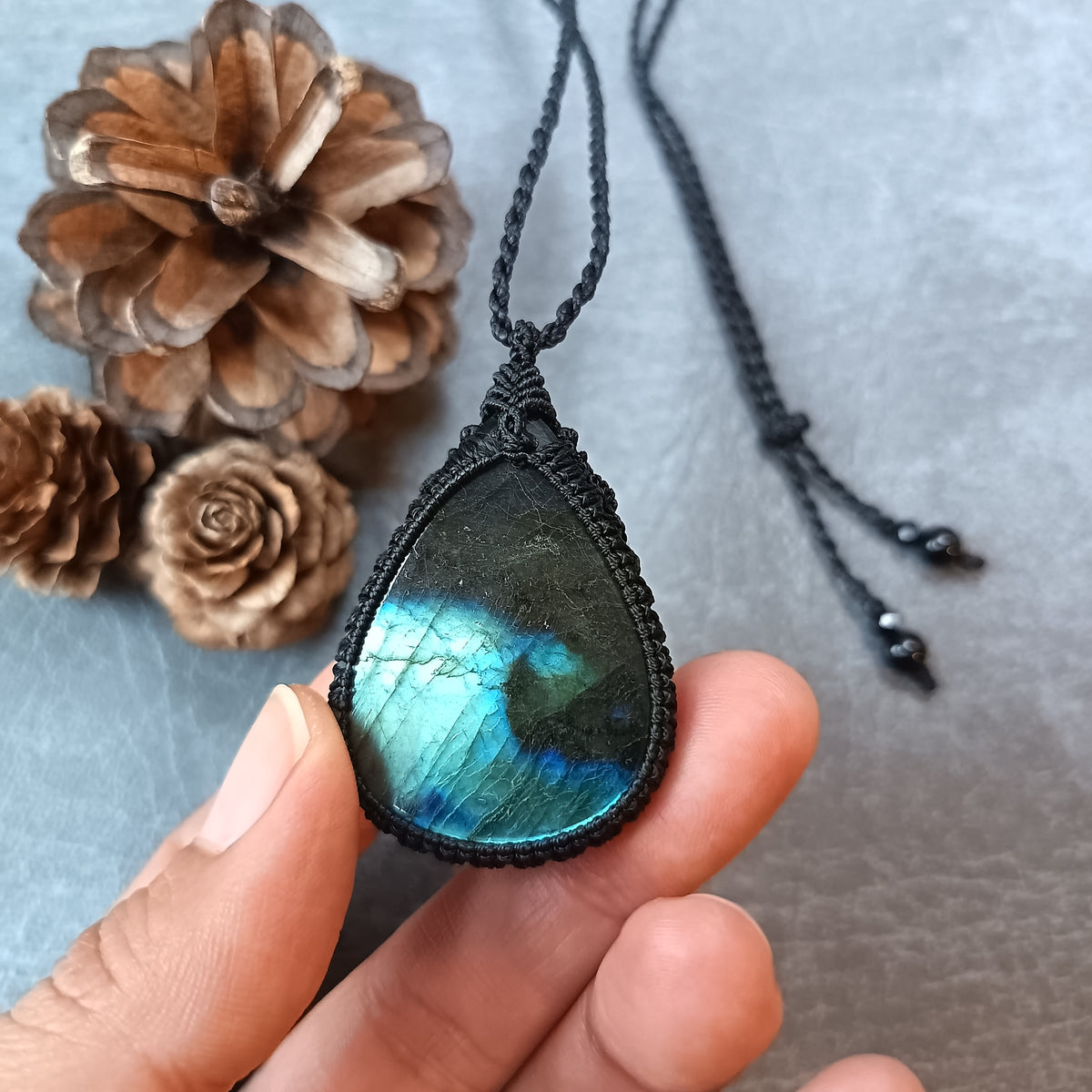 Labradorite Macrame Necklace | Pendant size 5.2 cm