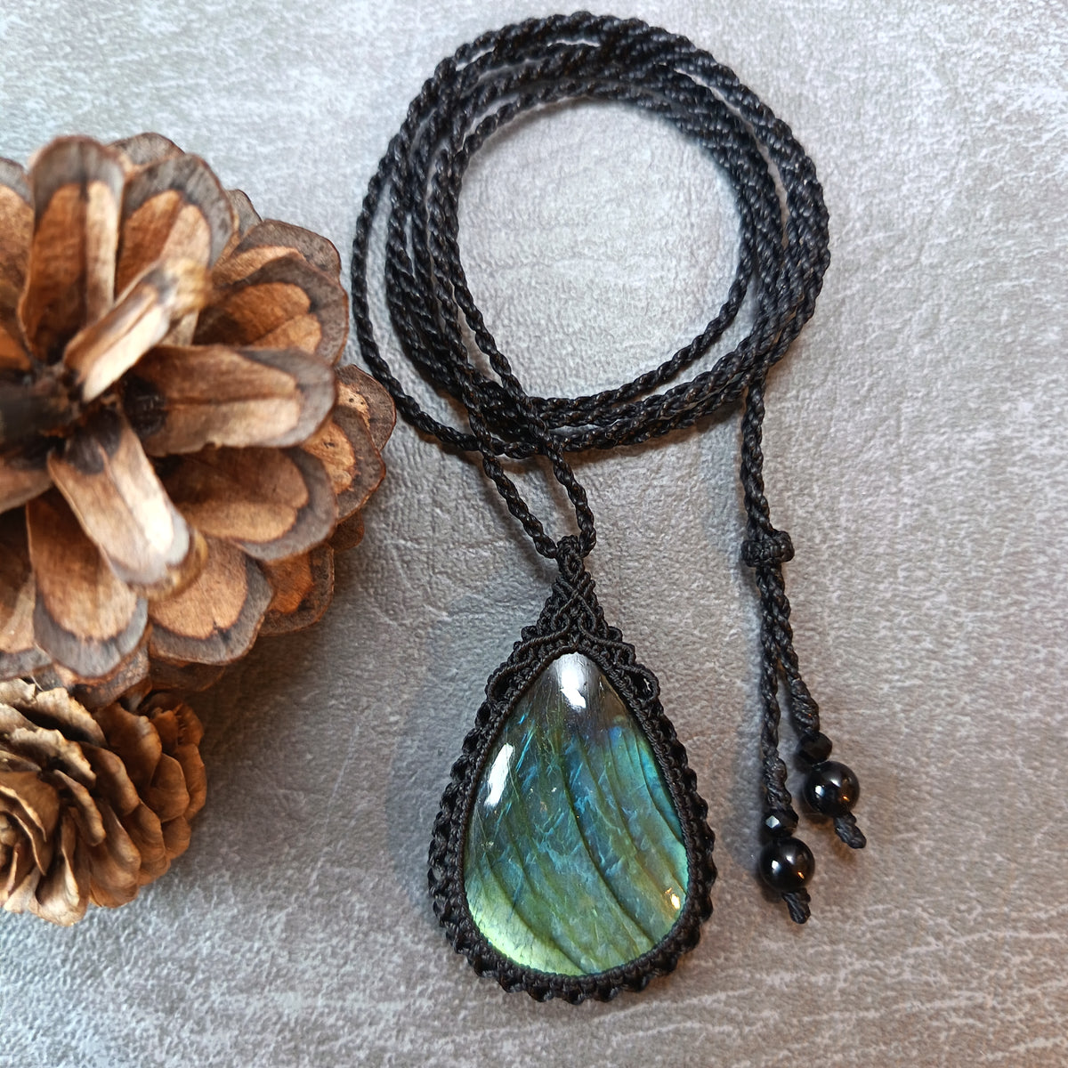 Labradorite Macrame Necklace | Pendant size 5.2 cm