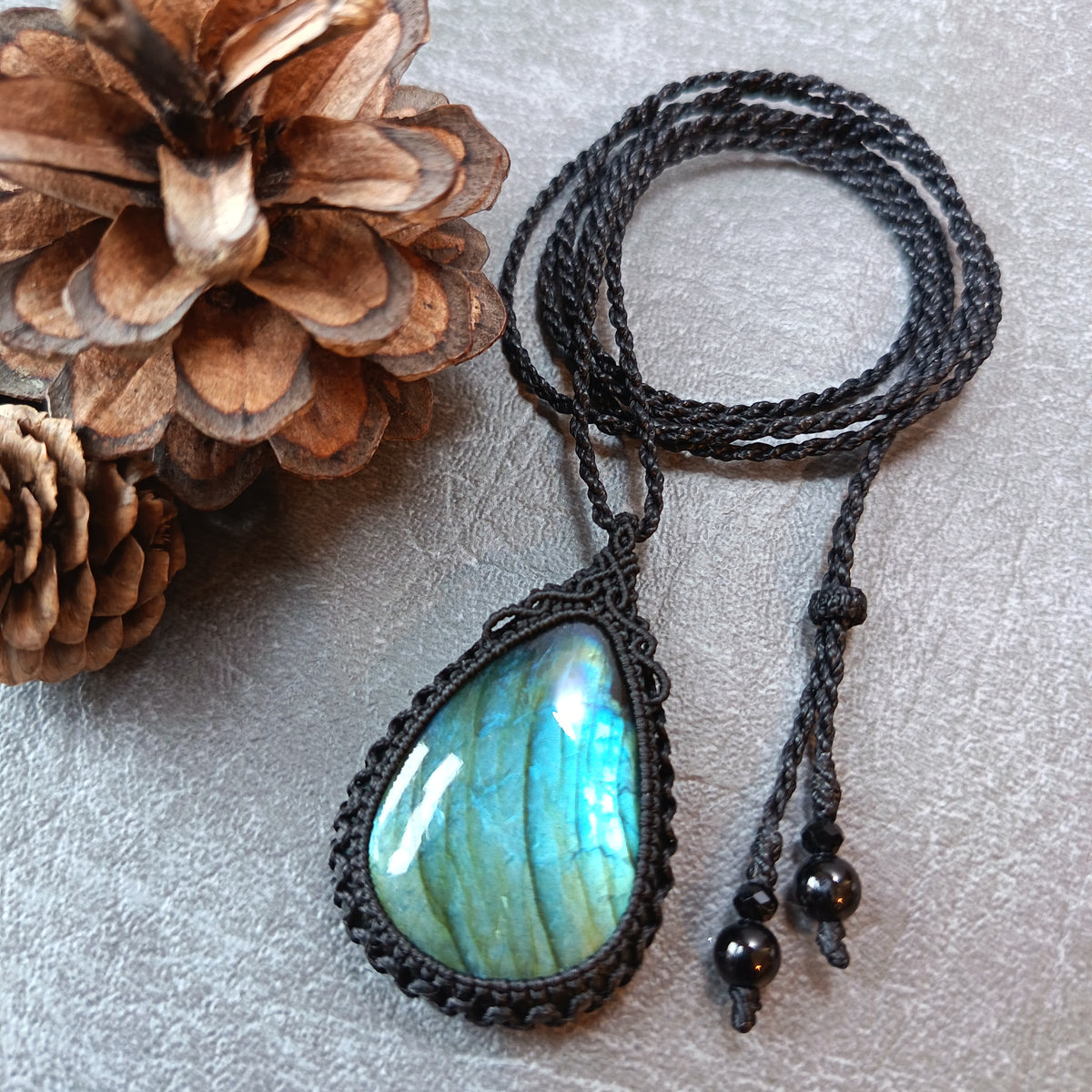 Labradorite Macrame Necklace | Pendant size 5.2 cm