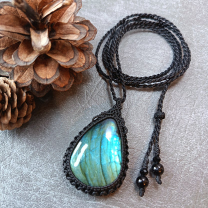 Labradorite Macrame Necklace | Pendant size 5.2 cm