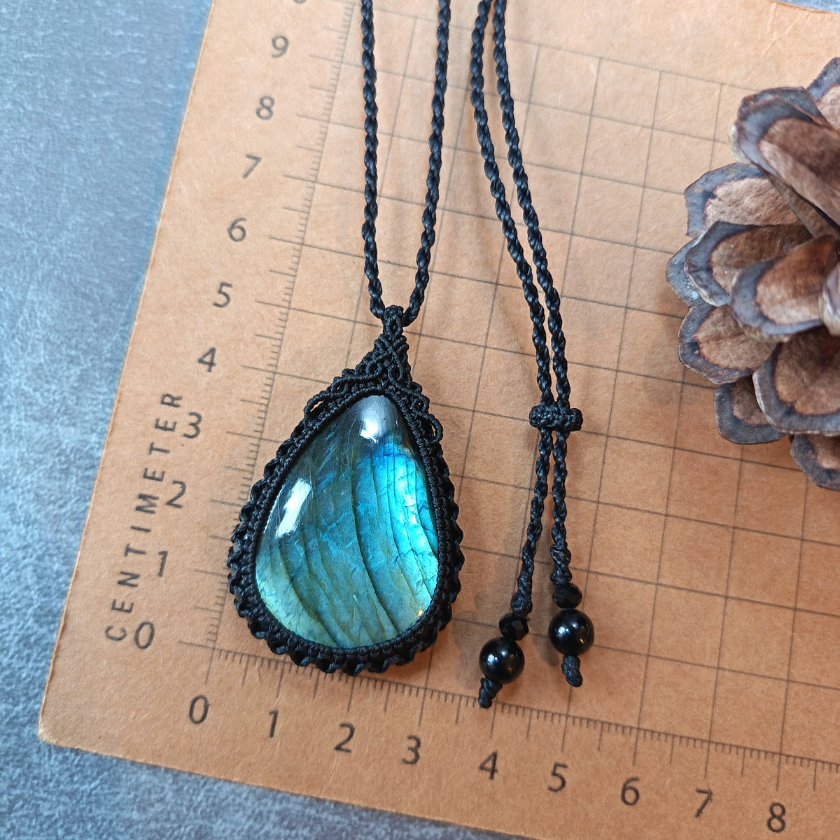 Labradorite Macrame Necklace | Pendant size 5.2 cm