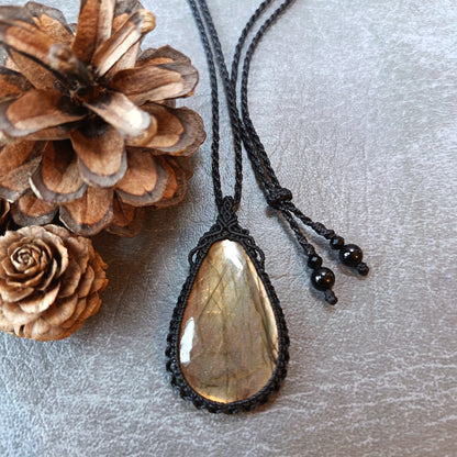 Labradorite Macrame Necklace | Pendant size 5.5 cm