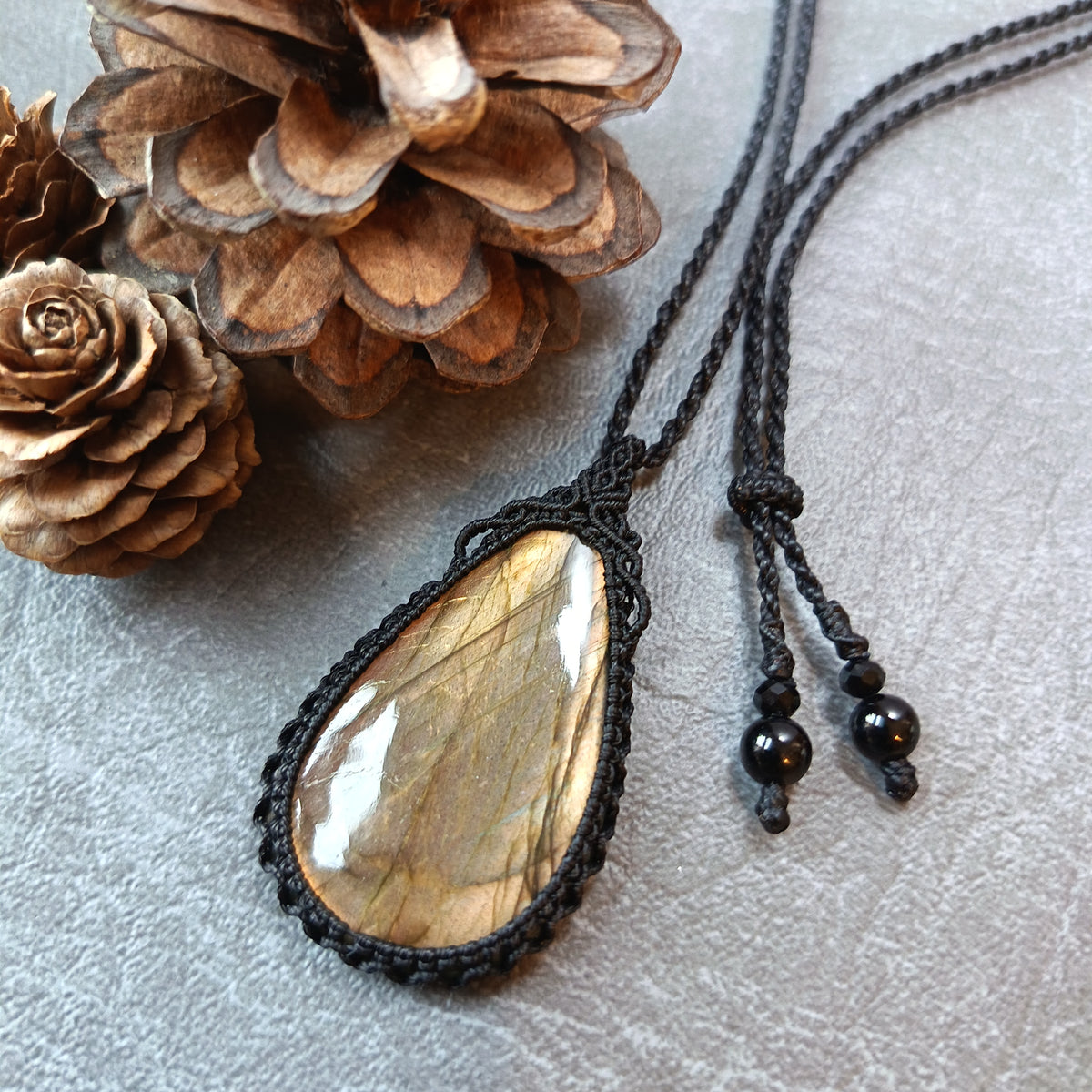 Labradorite Macrame Necklace | Pendant size 5.5 cm