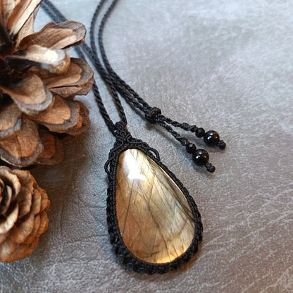 Labradorite Macrame Necklace | Pendant size 5.5 cm
