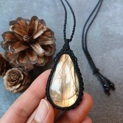 Labradorite Macrame Necklace | Pendant size 5.5 cm