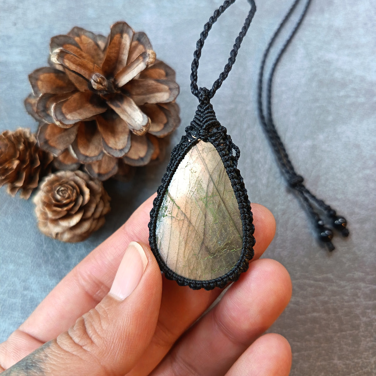 Labradorite Macrame Necklace | Pendant size 5.5 cm