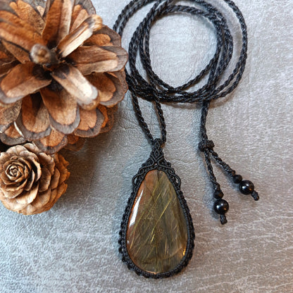 Labradorite Macrame Necklace | Pendant size 5.5 cm