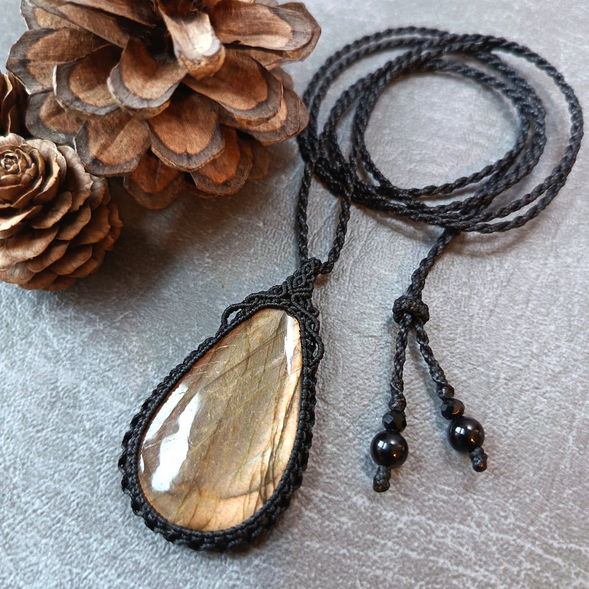 Labradorite Macrame Necklace | Pendant size 5.5 cm
