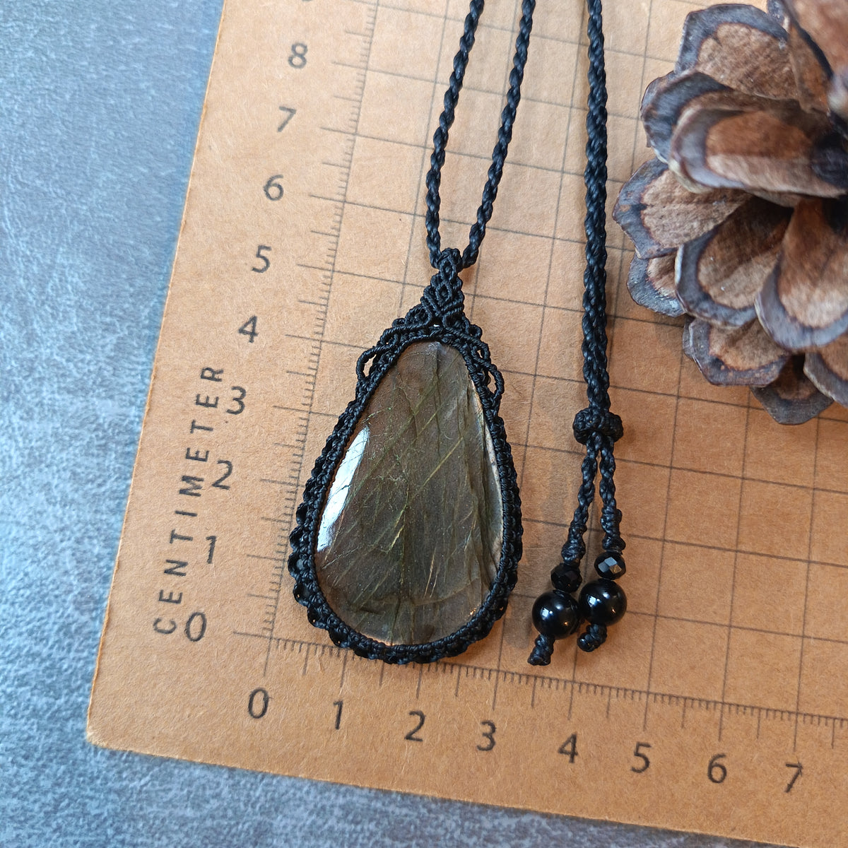 Labradorite Macrame Necklace | Pendant size 5.5 cm
