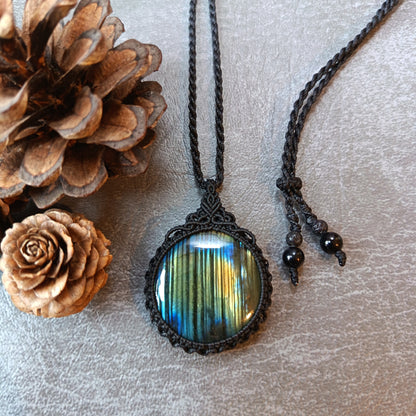 Labradorite Macrame Necklace | Pendant size 4.9 cm