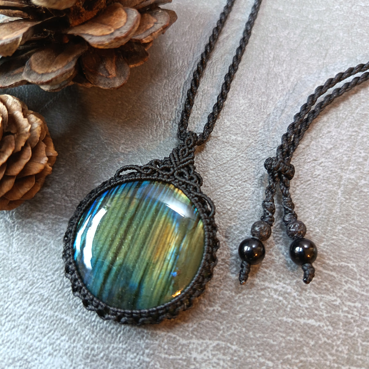 Labradorite Macrame Necklace | Pendant size 4.9 cm