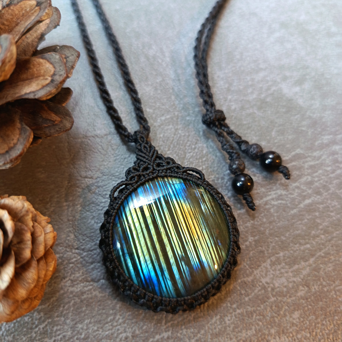 Labradorite Macrame Necklace | Pendant size 4.9 cm