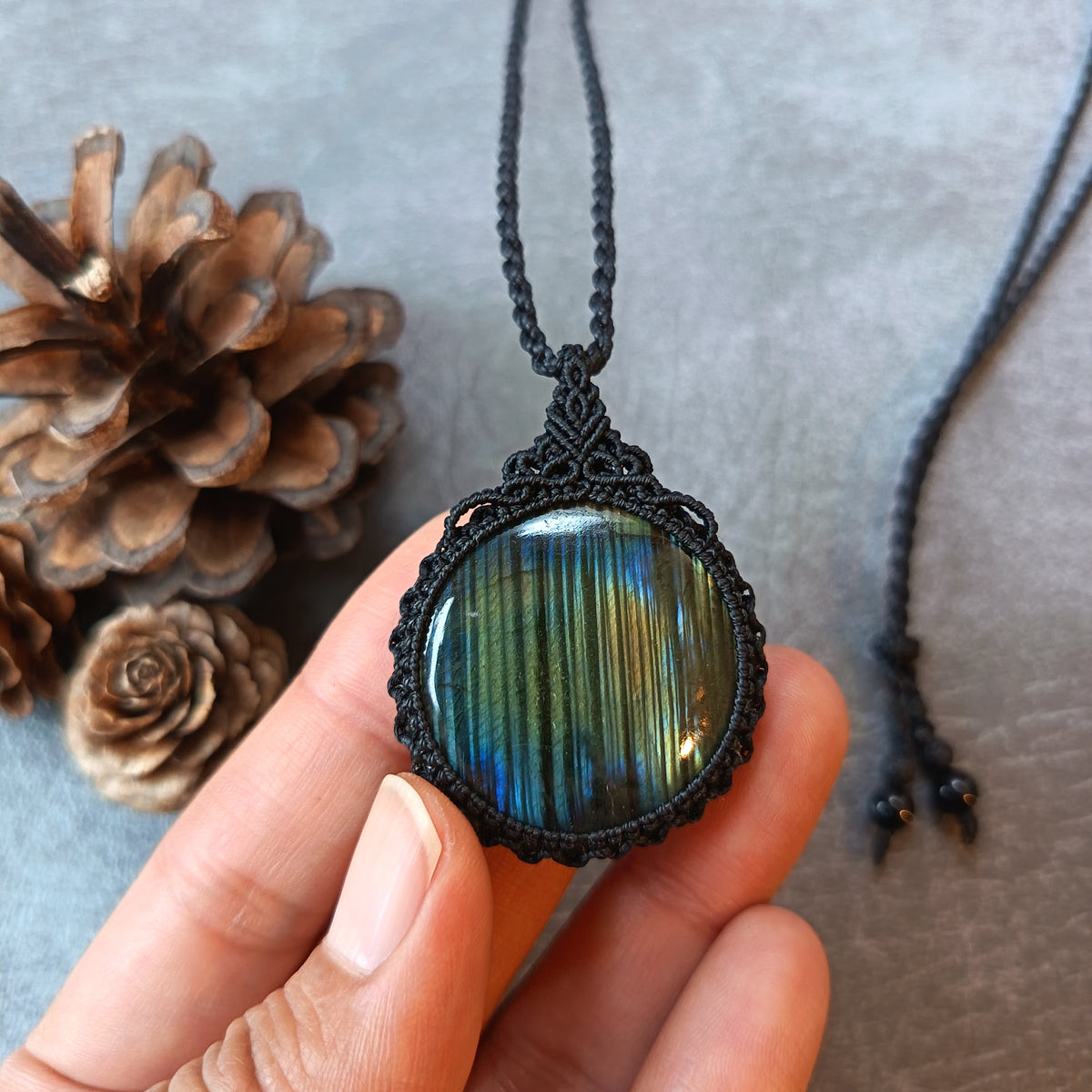 Labradorite Macrame Necklace | Pendant size 4.9 cm