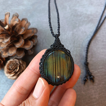Labradorite Macrame Necklace | Pendant size 4.9 cm