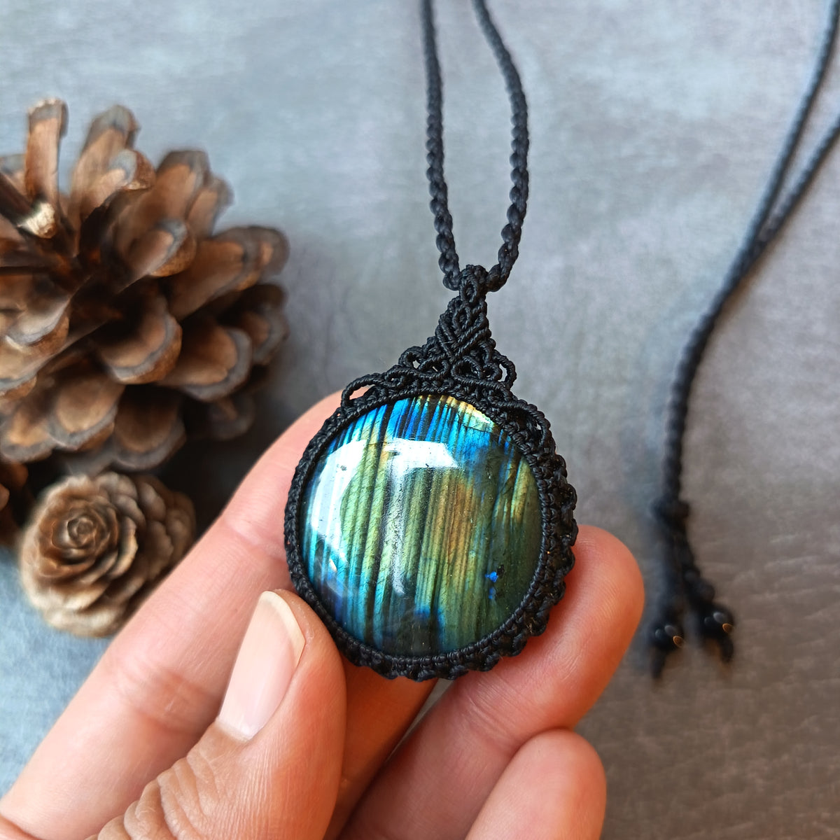 Labradorite Macrame Necklace | Pendant size 4.9 cm