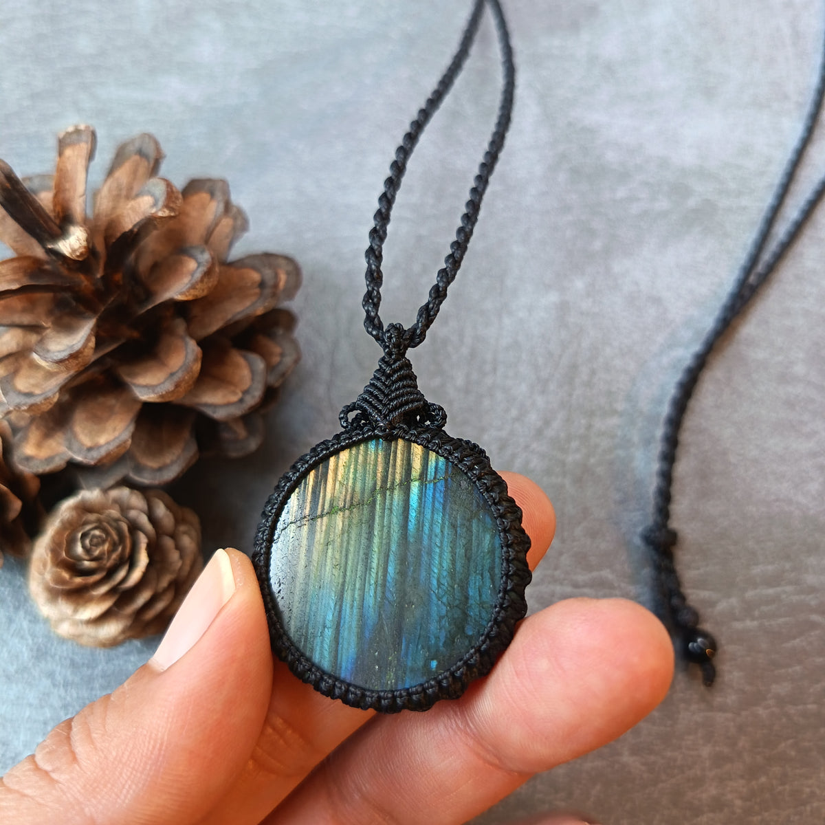 Labradorite Macrame Necklace | Pendant size 4.9 cm