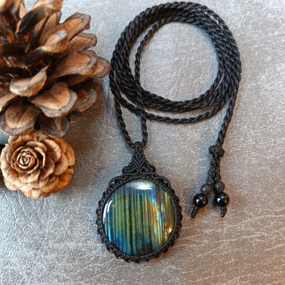 Labradorite Macrame Necklace | Pendant size 4.9 cm
