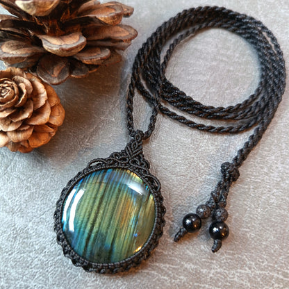 Labradorite Macrame Necklace | Pendant size 4.9 cm